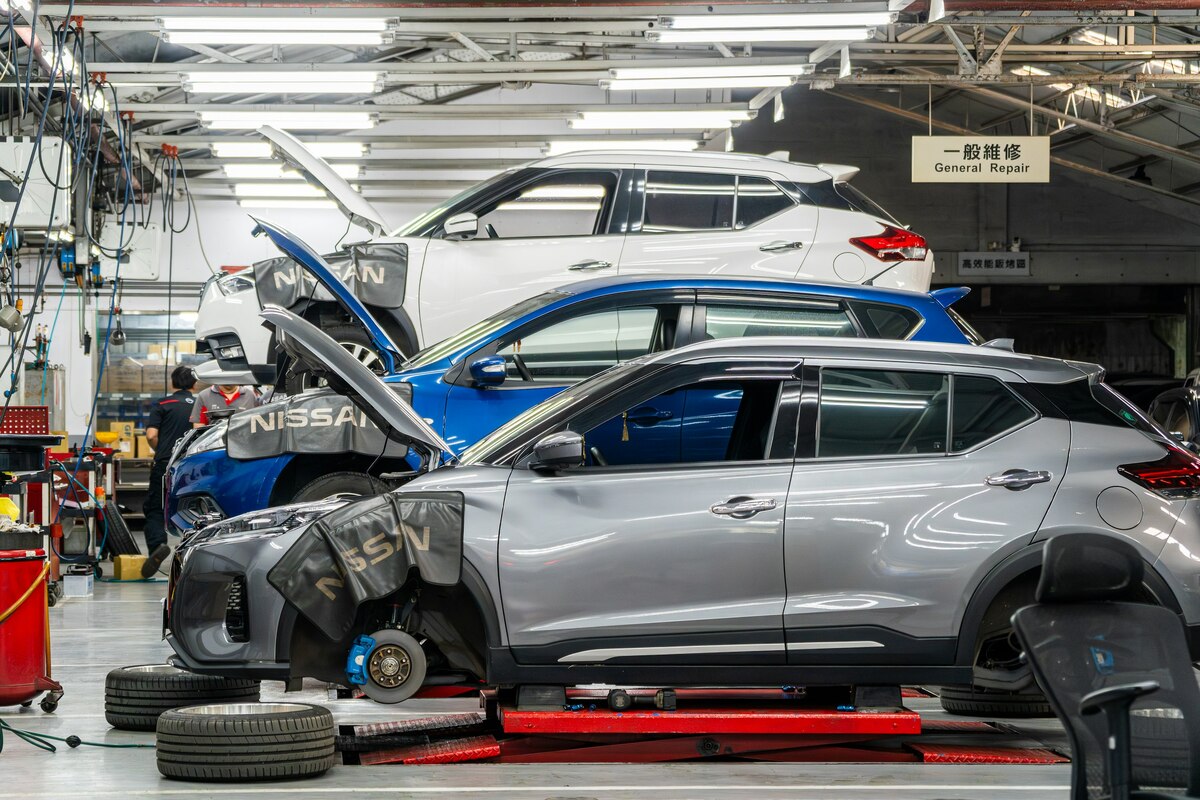 Tím autoservisu pri práci na vozidle